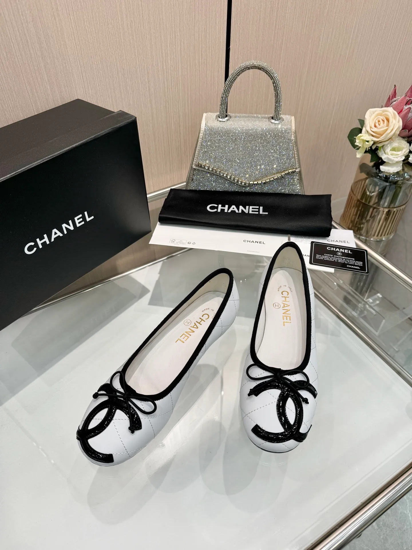 👟👟Ex-factory price 500👟👟 | ²⁰²5 𝐬𝐬 🤍🤎𝐂𝐇𝐀𝐍𝐄𝐋Chanel 26A catwalk style handmade Mary Jane women's shoes. Ballet shoes are so amazing, the bow pattern is so cute! Even if I don’t wear flat shoes, I can’t resist the temptation! The second recommended pair of Chanel logo women's shoes has great texture and is versatile. It is made of lambskin and has an original two-color outsole. Size: 35-40 (41 can be customized and cannot be returned or exchanged)